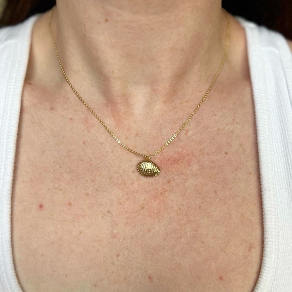 Gold Shell Charm Necklace 🐚 - Picture 2 of 5